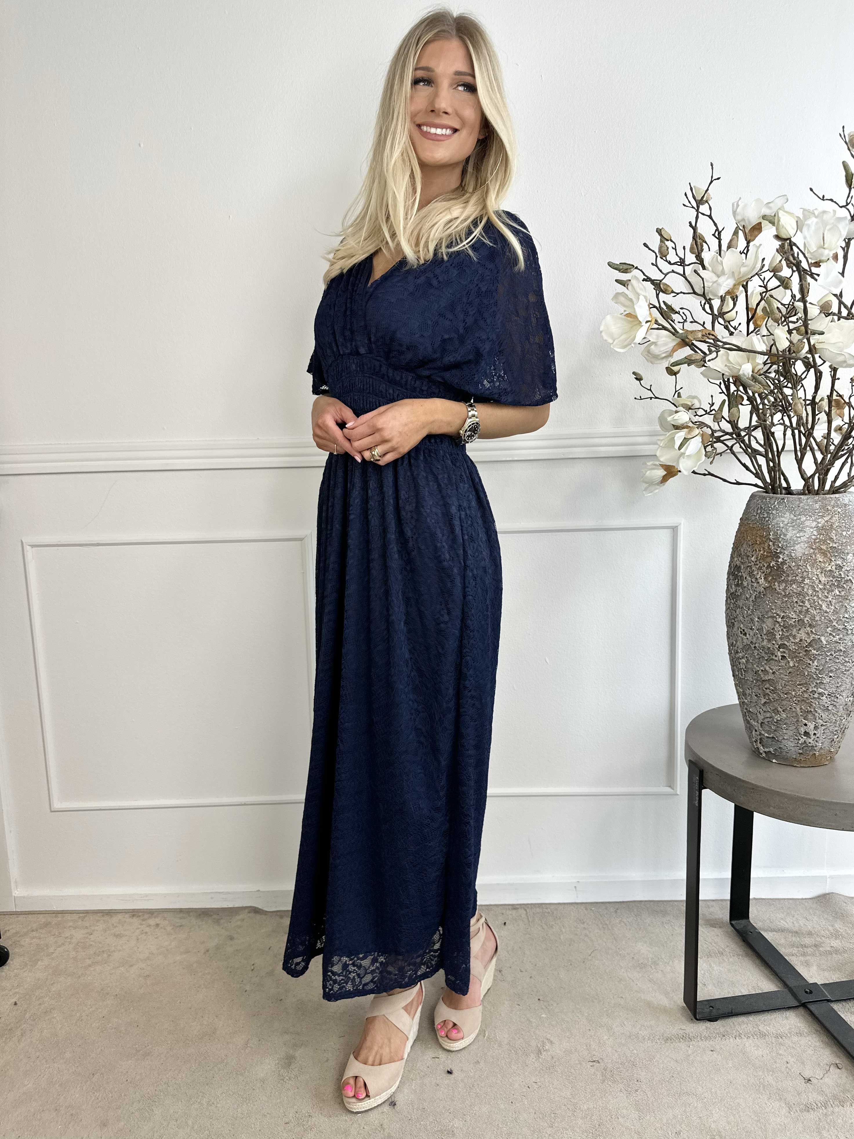 Pams Lace - Lång spetsklänning med smock under bysten